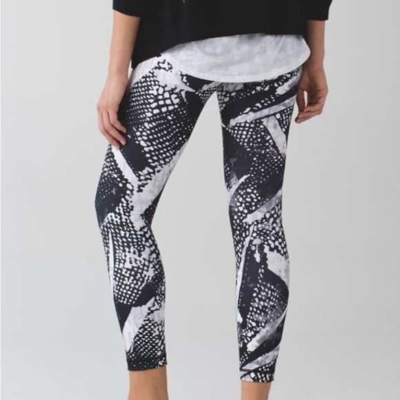 🖤 Lululemon Black & White Leggings 🖤 - Picture 2 of 8